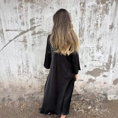 Vestido de mujer de algodón de color liso con escote tres cuartos y mangas.