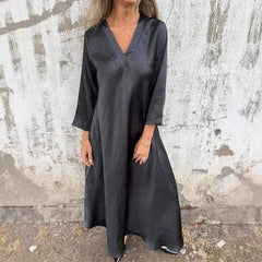 Vestido de mujer de algodón de color liso con escote tres cuartos y mangas.