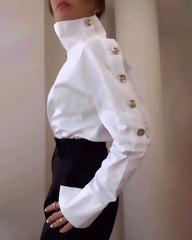 Camisa elegante de cuello alto con botones metálicos