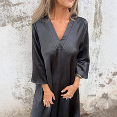 Vestido de mujer de algodón de color liso con escote tres cuartos y mangas.